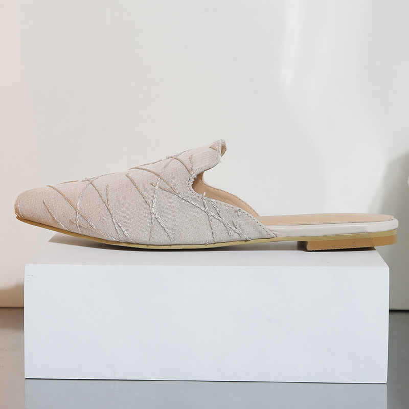 Damsandaler med bullhuvud och halvklackar bär en platt mullersko_voghion.com