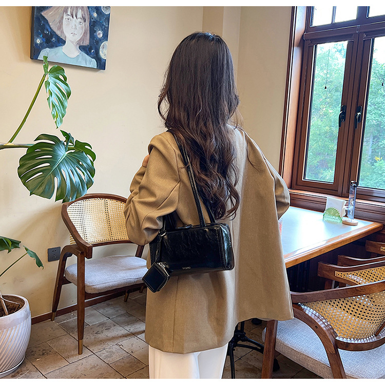 The 2024 new women's single-shoulder underarm bag is a simple and elegant commuting bag with a Korean-style niche design sense. It's a small square bag undefined