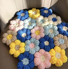 アイスキャンデーの花のクッションの材料は完成品を包んで専用のかぎ針を編んで人にdiyプレゼントします。