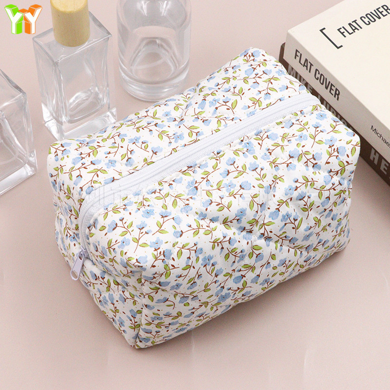 Kleine, frische Reise-Kulturtasche mit Blumenmuster, gesteppte, flauschige Kosmetik-Aufbewahrungstasche mit Reißverschluss für Hautpflegeprodukte für Damen_voghion.com