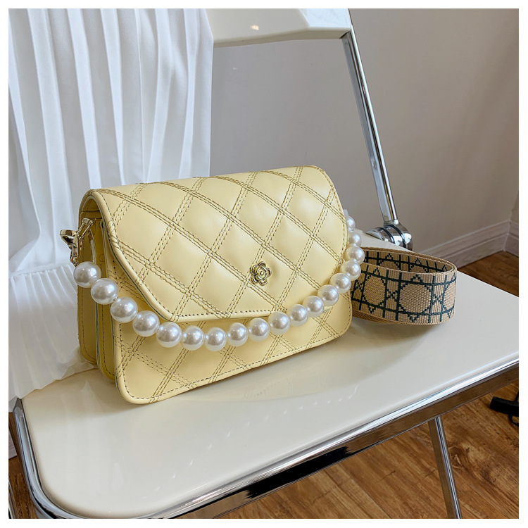 Fashion Pearl Chain Shoulder Messenger Portable Bag Wholesale display picture 3