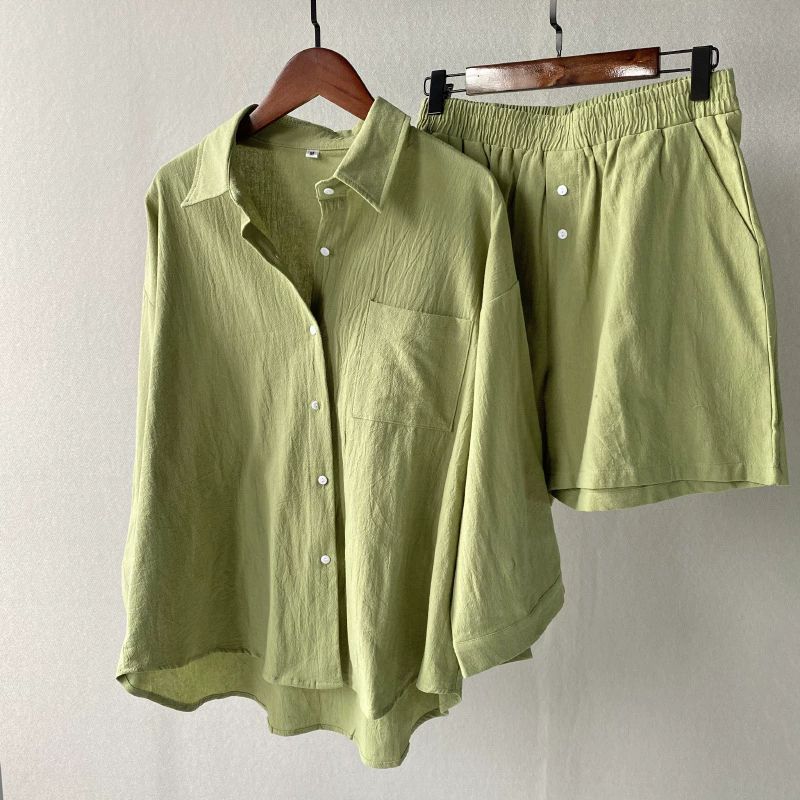Completo estivo da donna in cotone e lino, composto da camicia e pantaloncini, tinta unita, due pezzi._voghion.com