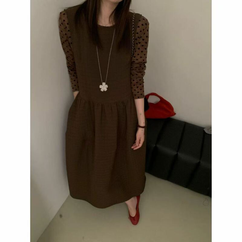 A stylish and elegant outfit for commuting: a women's autumn set featuring a quilted A-line vest dress with straps, paired with a basic inner top A stylish and elegant outfit for commuting: a women's autumn set featuring a quilted A-line vest dress with straps, paired with a basic inner top