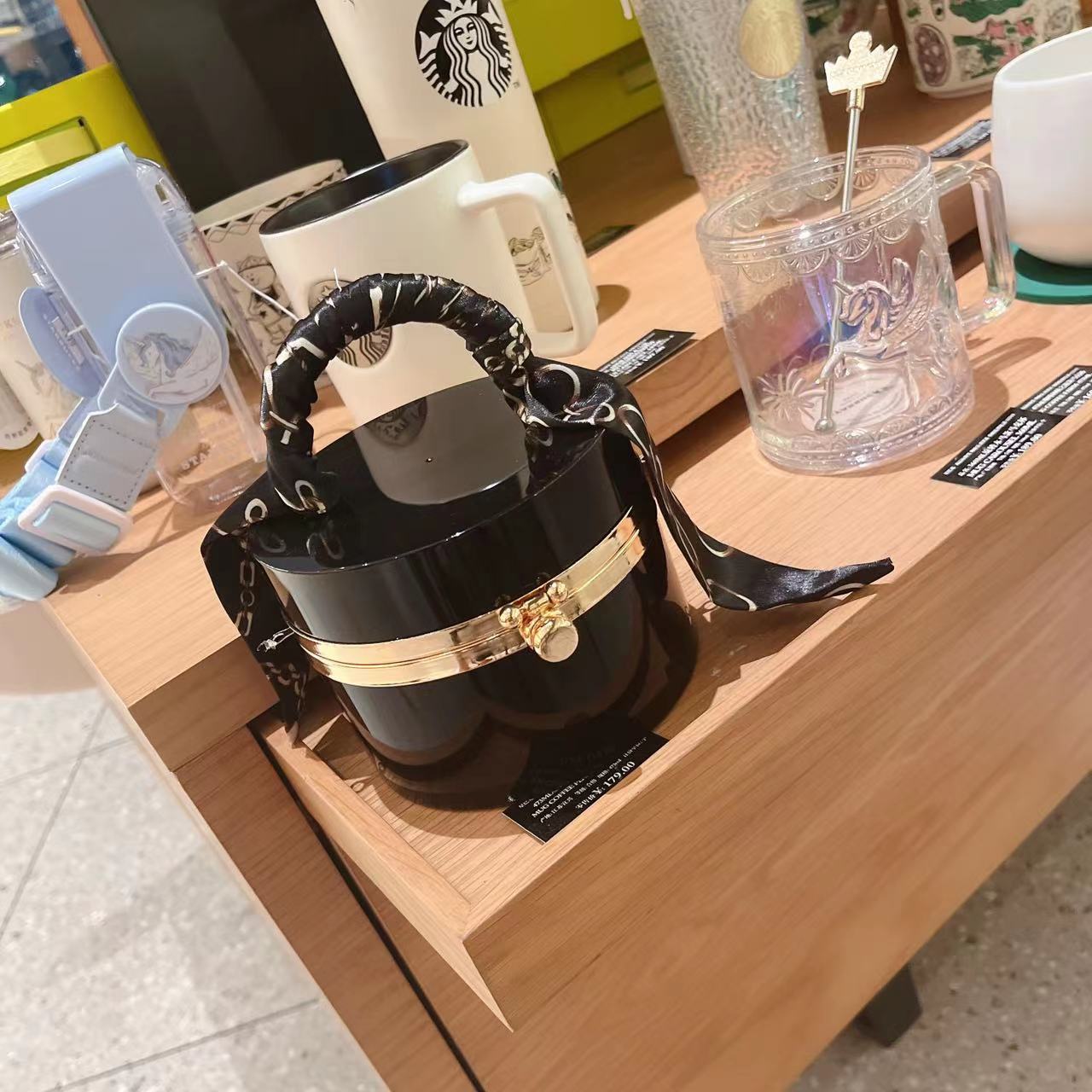 The 2025 new style women's bag is a trendy and fashionable candy-colored acrylic bag, a hand-held silk scarf, a lockable dinner bag, and a box bag undefined