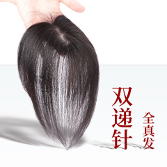 薄っぺらな二重針のかつらの女性の頭の上で白髪の胎毛の前髪を遮ります。