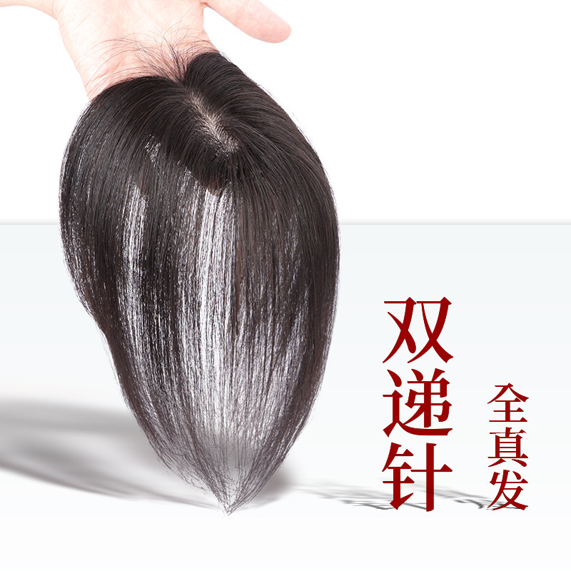 薄っぺらな二重針のかつらの女性の頭の上で白髪の胎毛の前髪を遮ります。|undefined