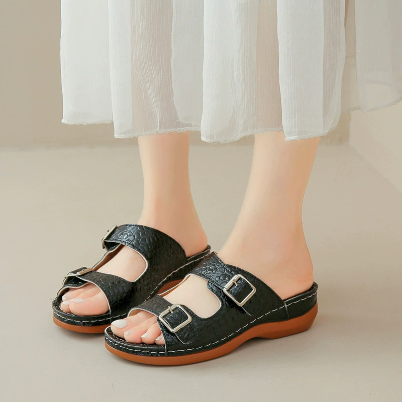 Европейская и американская женская обувь весны и лета 2024 года, женские сандалии и тапочки на толстой подошве на танкетке, модные повседневные сандалии и тапочки с двойной пряжкой