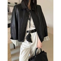 欧品の蛋白の皮の服の女性の2025年の春の韓系の復古はやせているストライプを現してカジュアルな襟のpuの皮のコートをつなぎ合わせます。