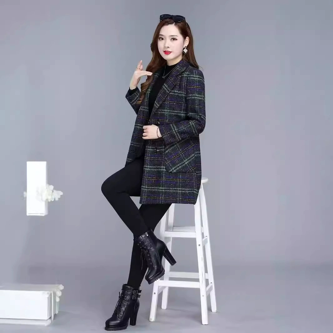 Женское шерстяное пальто на весну, осень и зиму 2025 года, новый стиль для миниатюрных фигур, утепленное и утолщенное клетчатое пальто средней длины.