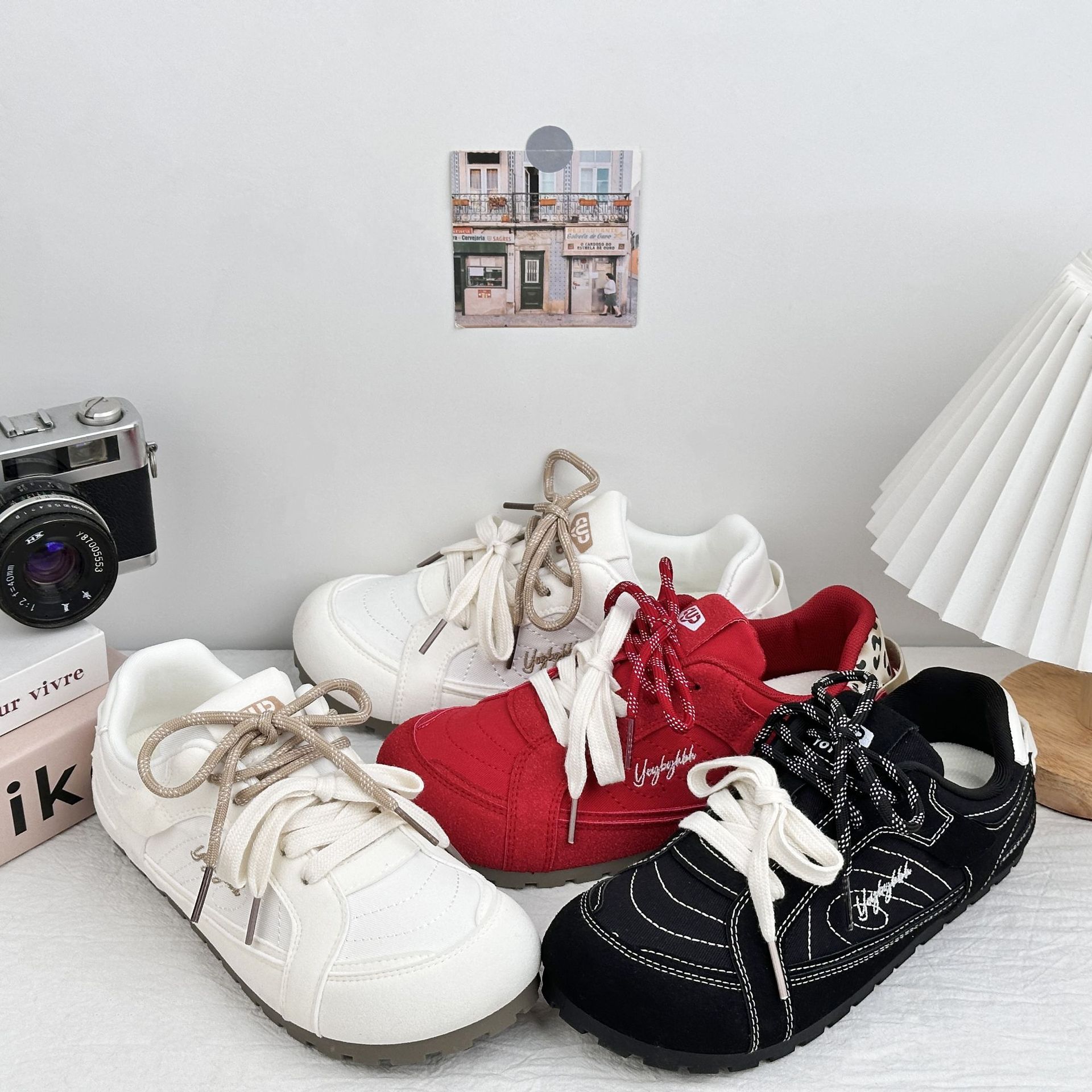 Zapatos de entrenamiento de niñas de verano de 2025 nuevos modelos de explosión con falda casual zapatos de skate pequeños zapatos blancos