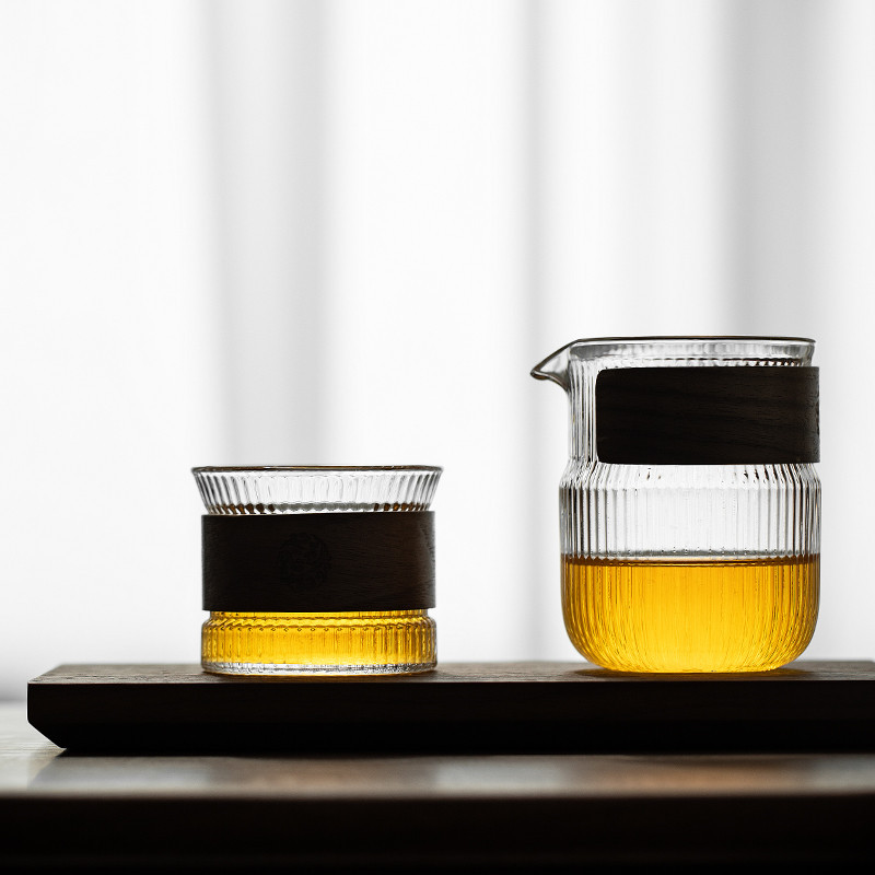 Taza de té de vidrio de borosilicato de patrón vertical con aislamiento de anillo de madera taza de té hogar personal pequeño tamaño Kung Fu