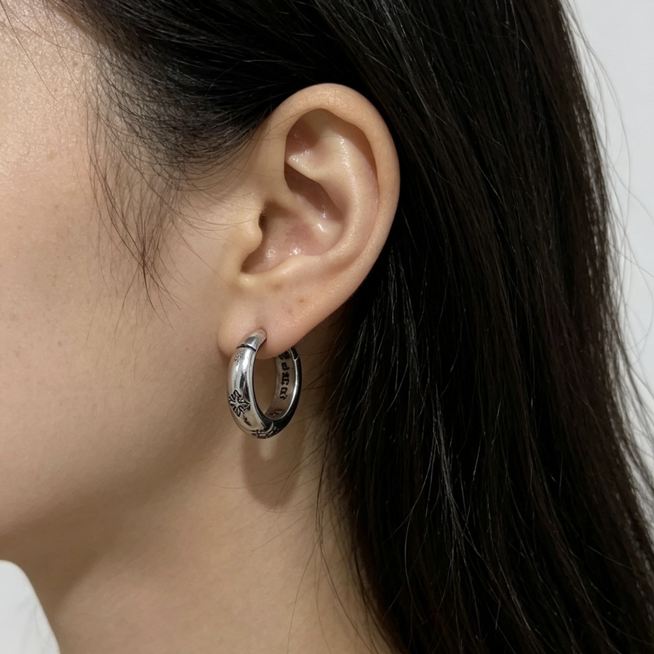 Korean and Japanese niche vintage distressed cross flower silver hoop earrings, new minimalist style unisex punk earrings