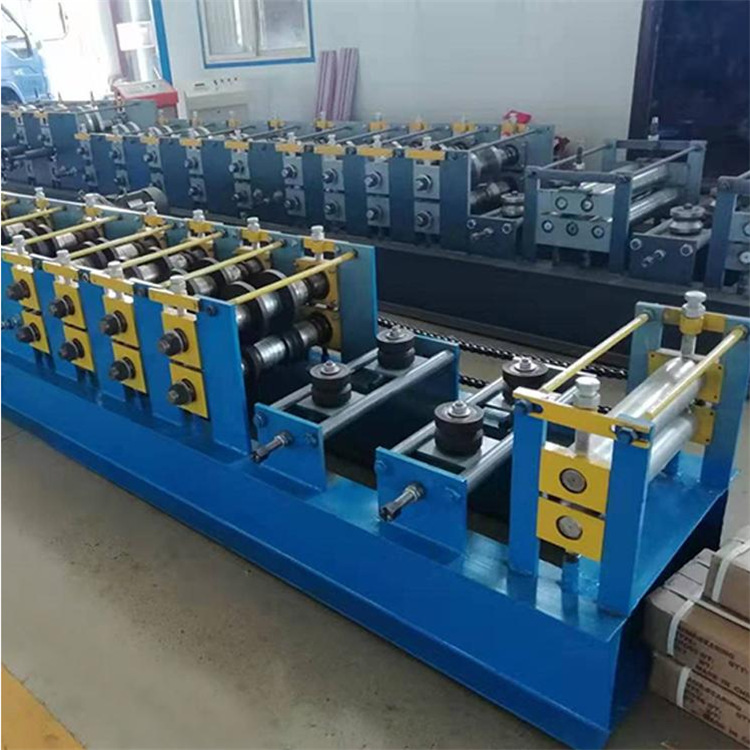 Equipo automático de formación de correas de estructura de acero Máquina formadora de baldosas de acero de color Prensa de baldosas de acero en forma de C