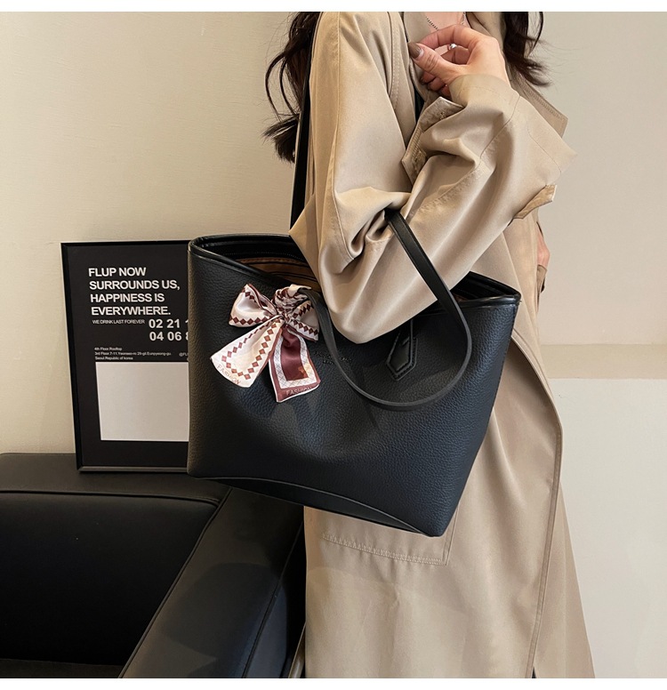 Women's Large Pu Leather Solid Color Vintage Style Square Zipper Tote Bag display picture 9