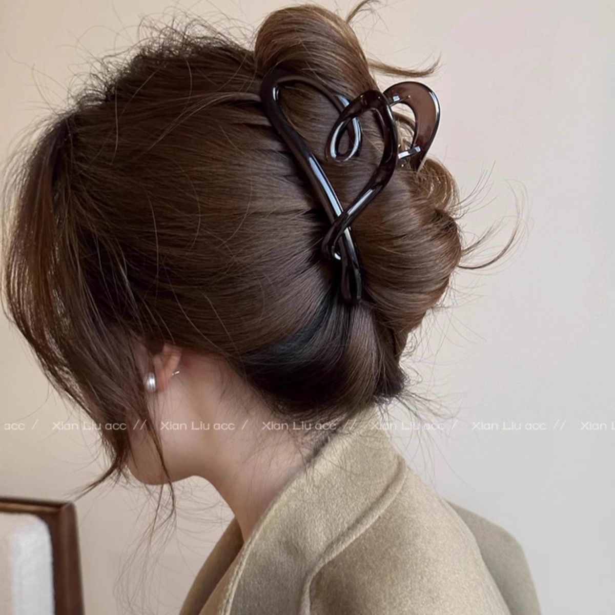 Chic Matte Black Heart-Shaped Clip Image 6