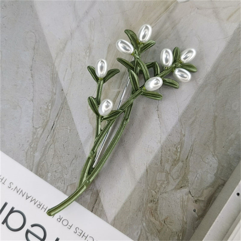 Qingdao jewelry European and American new wintersweet sawtooth lavender artificial non-porous pearl green paint brooch women's retro