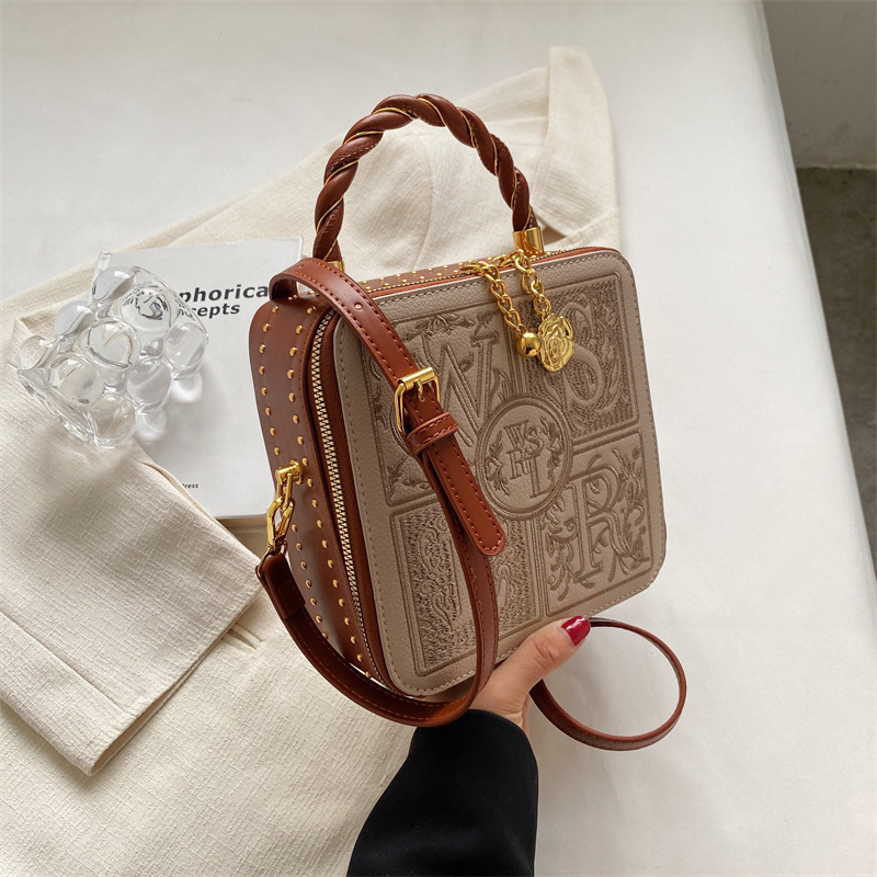 Eine neue hochwertige handgestickte kleine quadratische Tasche mit Nischendesign. Die Textur ist stilvoll und eine diagonale Cross-Box-Tasche mit einer Schulter_voghion.com