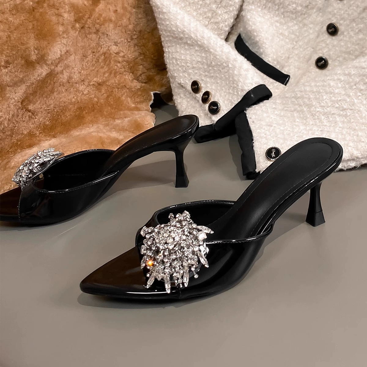 Версия из овчины ~ французские туфли на высоком каблуке для женской летней верхней одежды, элегантные сандалии на шпильке с острым носком и открытым носком, рабочая одежда со стразами и цветами