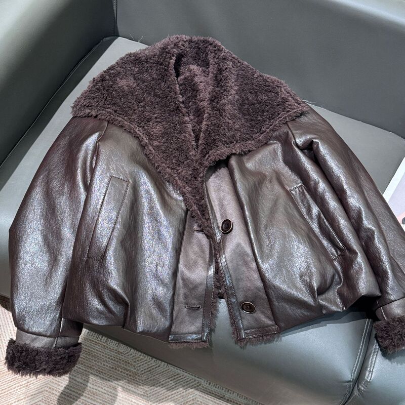 Real Shot of a Full Wool Coat, One-Piece Real Fur Thickeneded and Warm Haining Fur Outwear for Women, Wool and Fur All in One Real Shot of a Full Wool Coat, One-Piece Real Fur Thickeneded and Warm Haining Fur Outwear for Women, Wool and Fur All in One