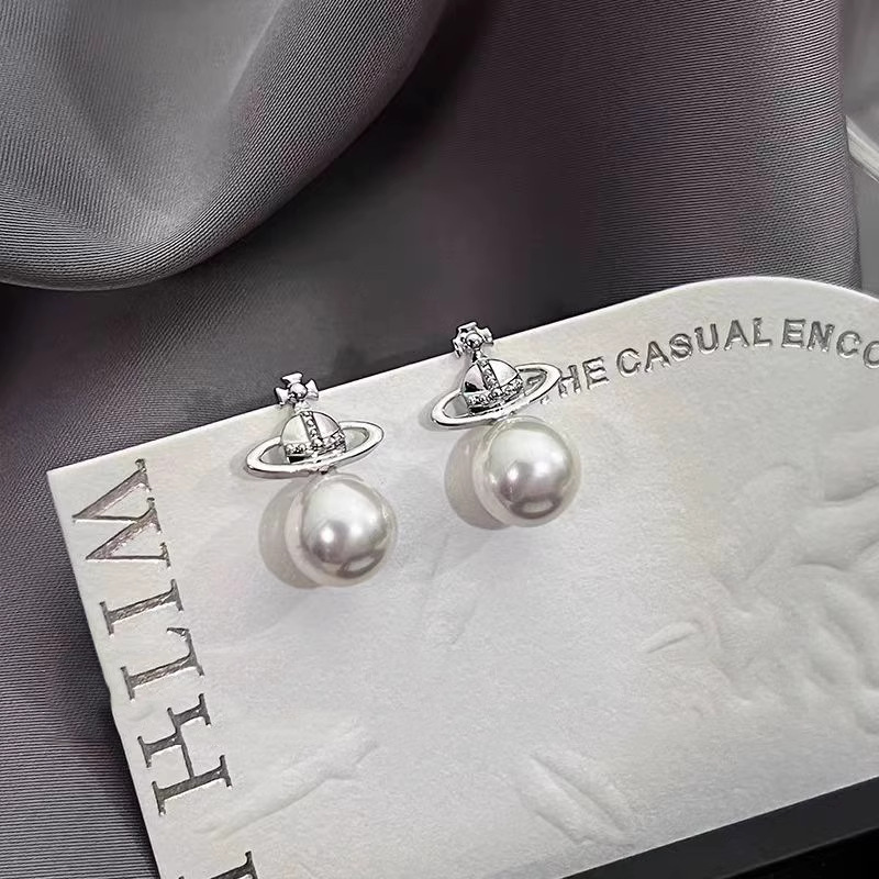 Small earrings pearl