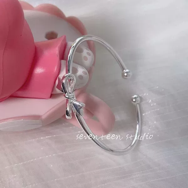 Glossy bracelet with bow