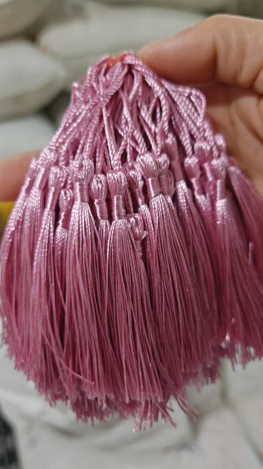 Fabricantes al por mayor de bordilla pequeña espiga colgante China nodo bordilla pequeño marcador de bordilla caja de regalo colgante fan espiga