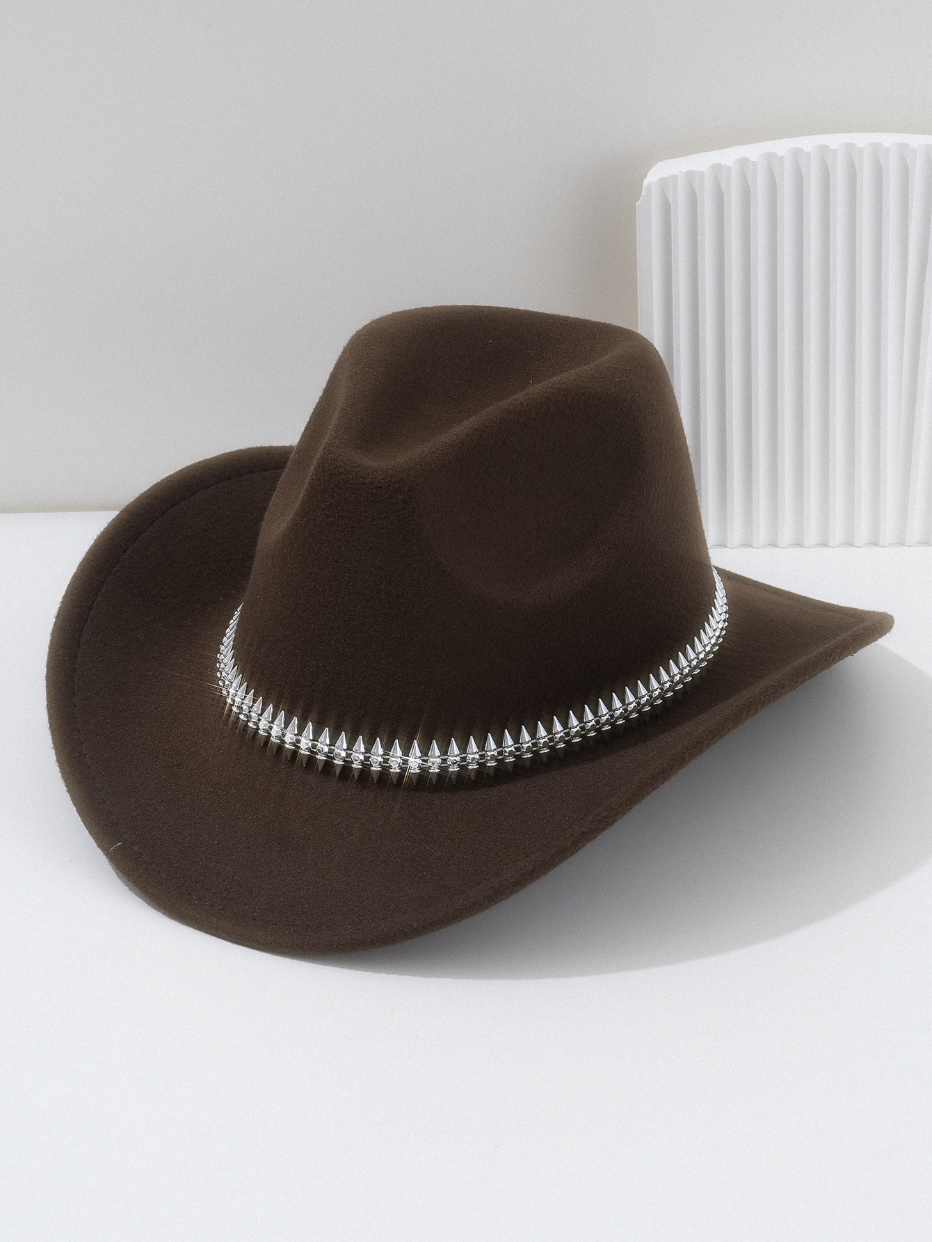 Cappello da cowboy bianco in feltro per donna con borchie spina_voghion.com