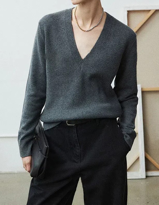 Title 6, Zakrzywiony sweter z głębokim dekoltem w kształ...