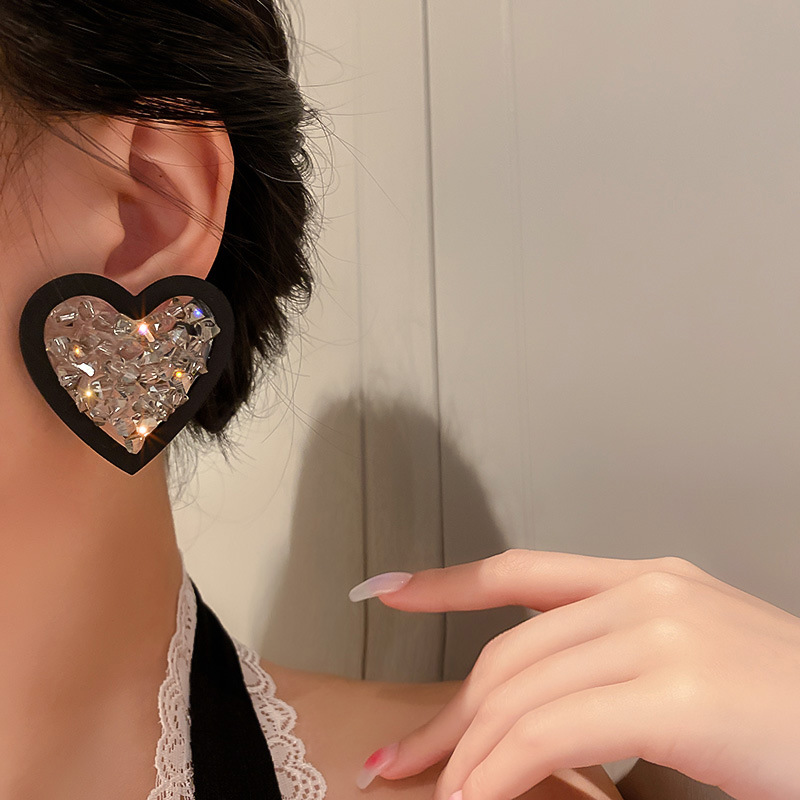 Retro Heart Shape Arylic Irregular Inlay Artificial Crystal Women's Ear Studs display picture 1