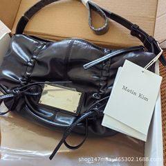 カウンター品質の韓国ニッチデザイナーブランド Matin kim シャーリングレースアップワンショルダー脇の下バッグ女性用