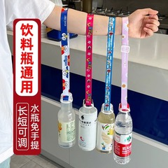 飲み物の瓶にロープをかけます。子供は外に出て水の神器を背負っています。
