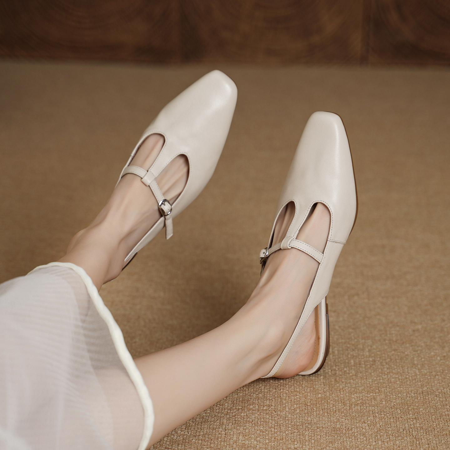 Sandal nữ quai ngang da bò gót vuông 3 cm khóa T — màu trắng ngà