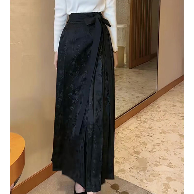 黒の新しい中国式のレトロなプリントの馬のスカートの女性の2025春の新型の高い腰はやせているファッションの百合の半身のスカートを現します。|undefined