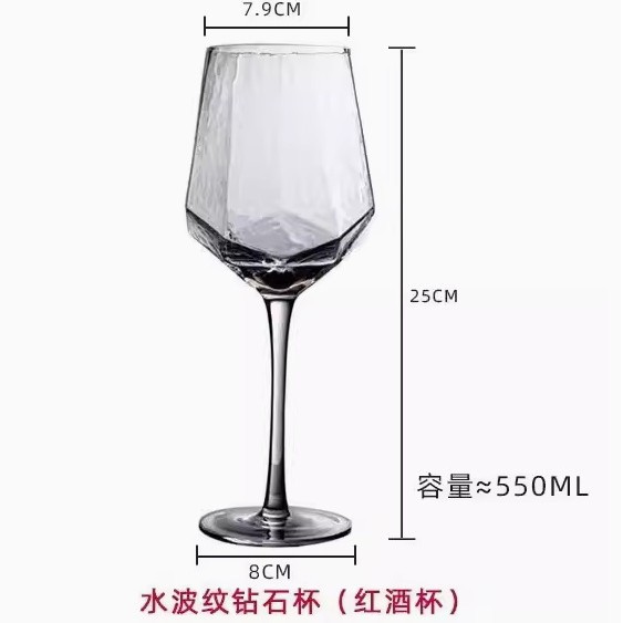 투명한 레드 와인 잔