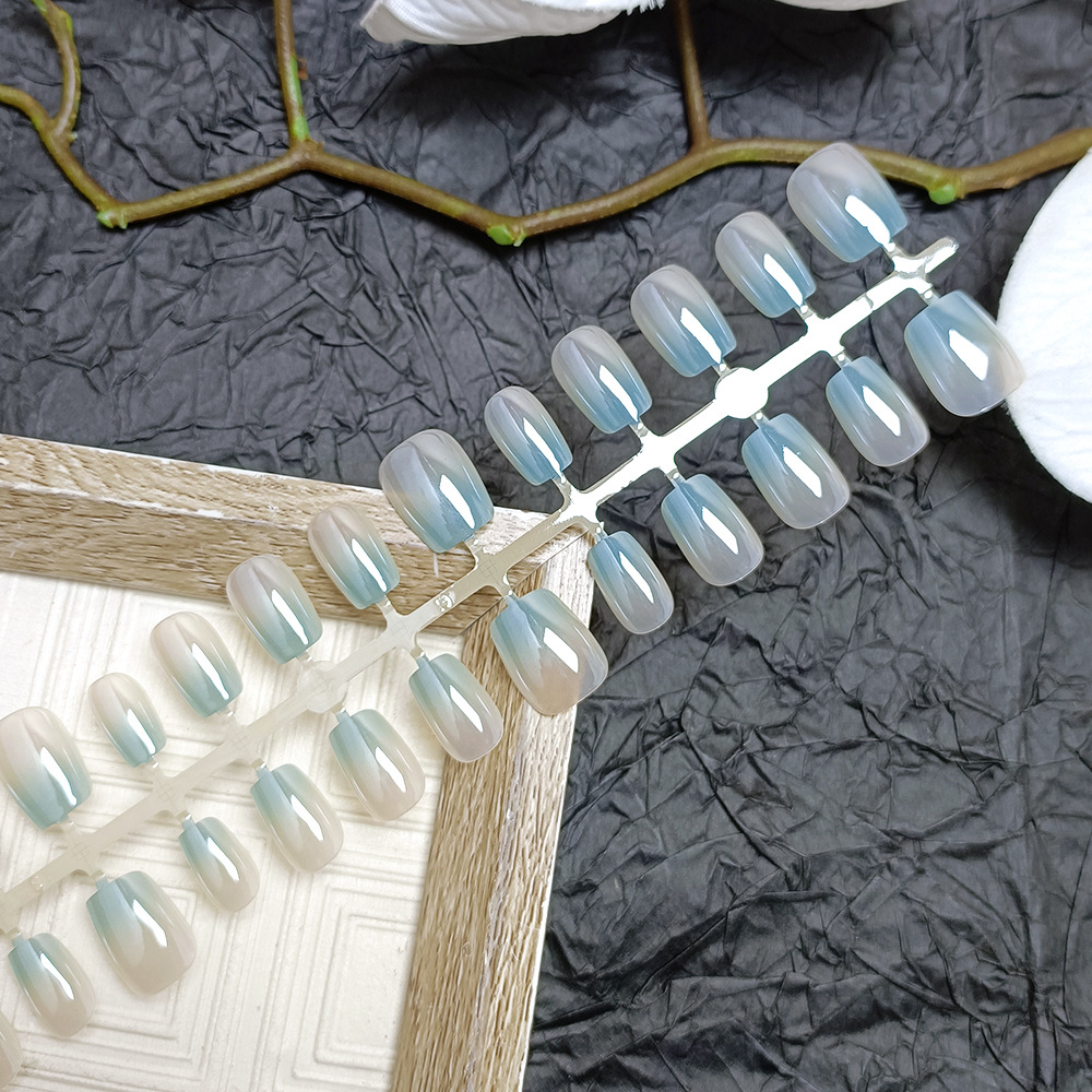 Venta caliente en forma de escalera, armadura corta, parche de uñas francés de fantasía de moda, 30 piezas, piezas de uñas de uñas