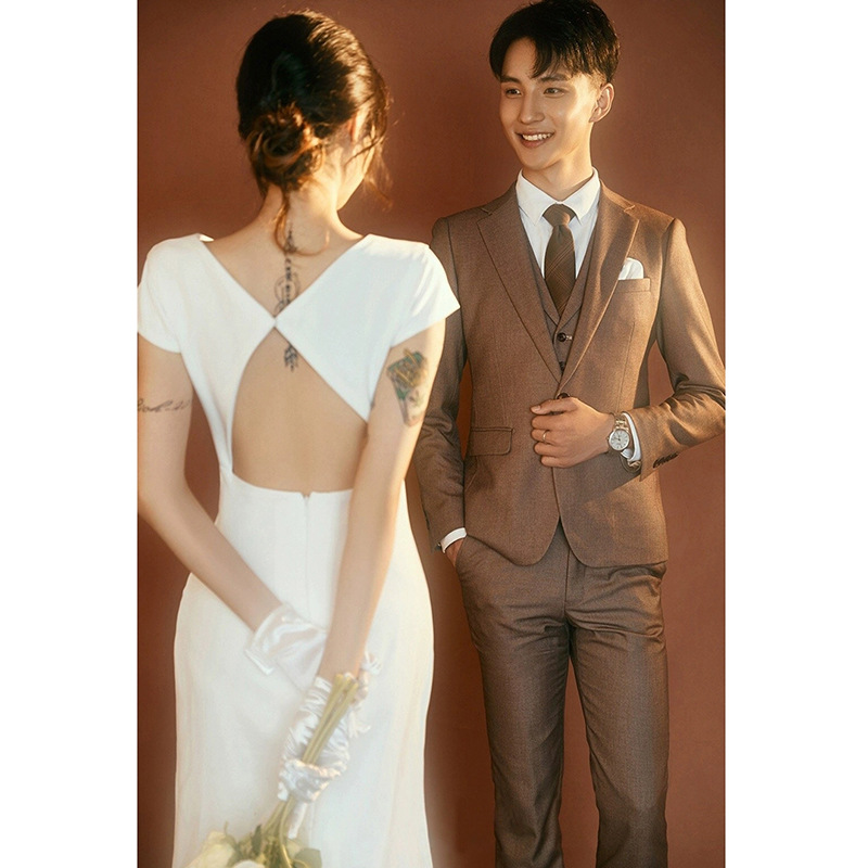 Vestido de novia sencillo de satén ligero para mujeres pequeñas, nuevo estilo 2025, para sesión de fotos al aire libre, registro de matrimonio, vestido sin espalda