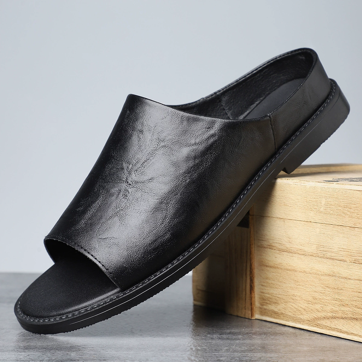 Мужские сандалии 2025 Новые антискользящие дышащие мужские туфли Персонализированные открытые сандалии Модные пляжные туфли Повседневные слипоны