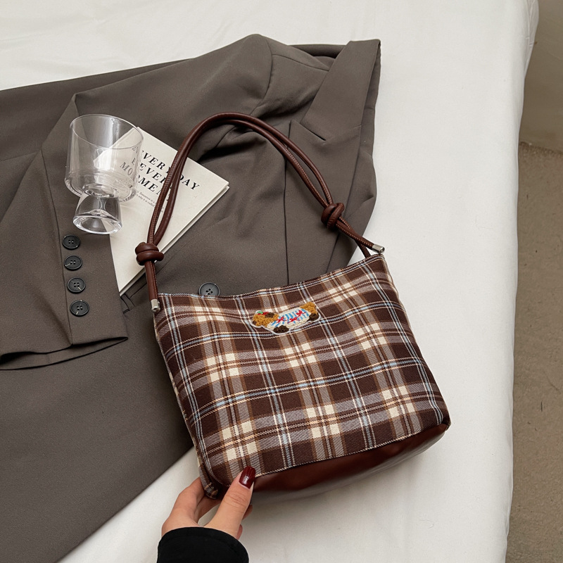 Otoño y invierno bolsos de mujer 2024 nuevo estilo retro cuadrado de moda ocio de gran capacidad de transporte de hombro bolso de cubo de moda