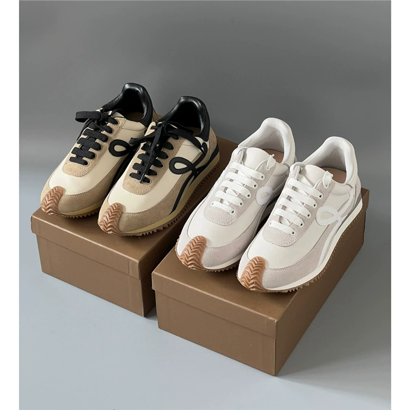 Новая модель 2025 года, разработаемые оптом, немаркированные ретро-тренажерные туфли в немецком стиле, натуральная кожа, цветная внутренняя подкладка, увеличивающие высоту туфли Forrest Gump для женщин, универсальные для отдыха