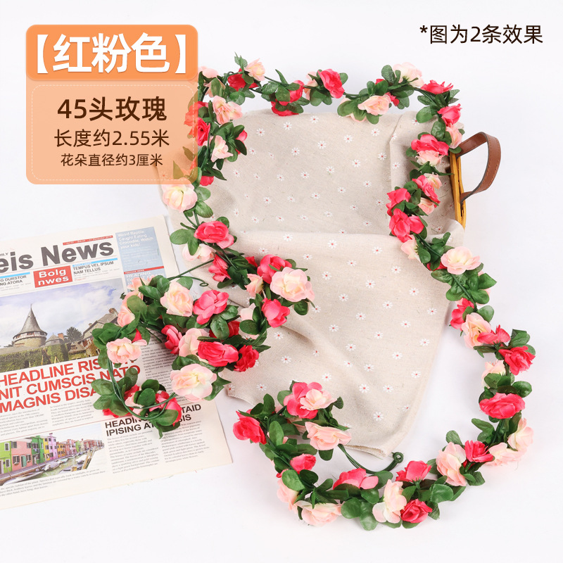 Simulación de flores falsas rosas de caña colgando la pared tubería de drenaje envuelta hoja verde que cubre la parte superior de la decoración de boda de plástico