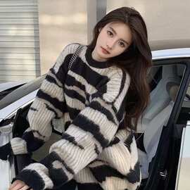 高级感复古斑马纹中长款套头毛衣女秋冬慵懒风加厚宽松圆领针织衫