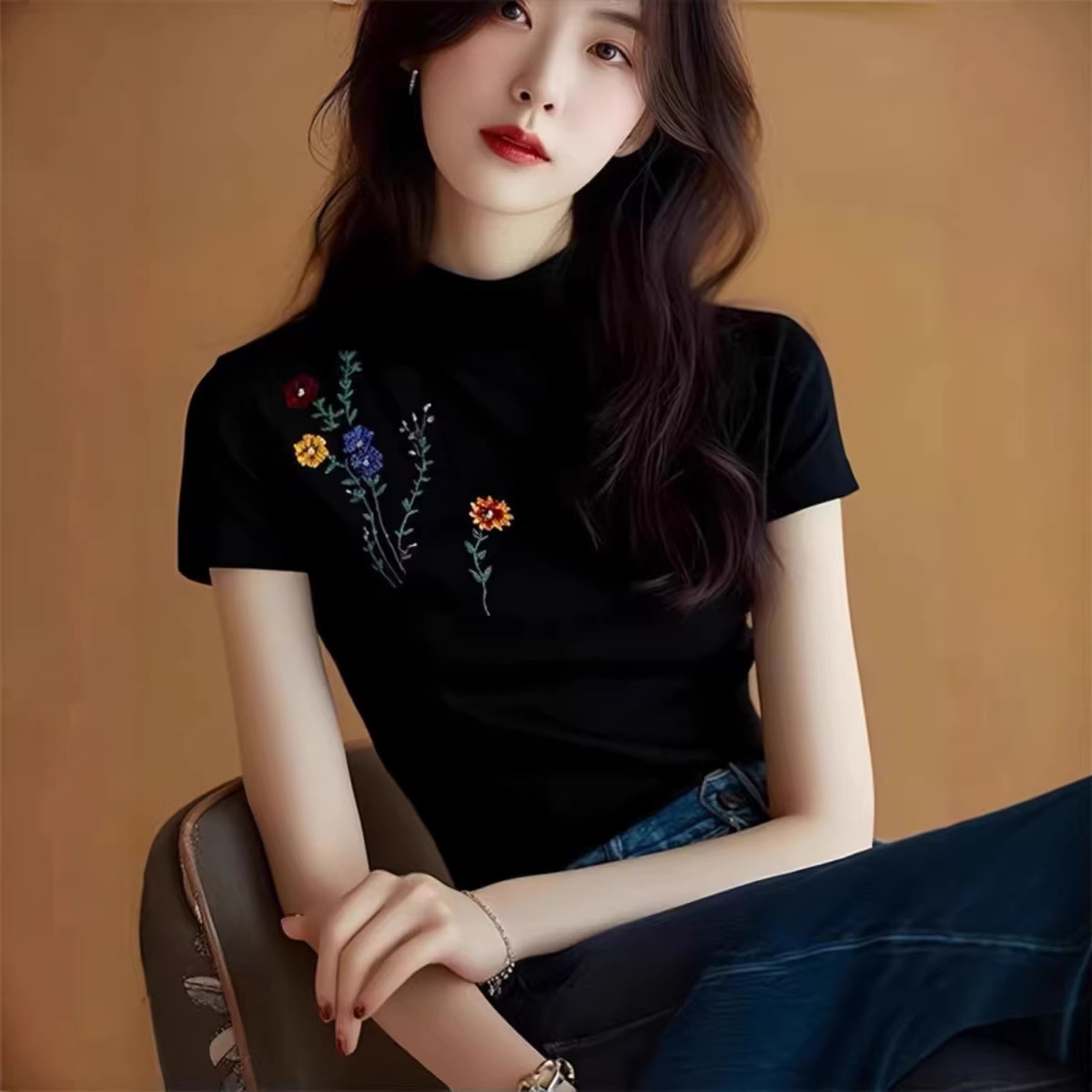 Áo thun nữ cổ tròn thêu nơ bướm, chất liệu lụa mỏng mát, dáng rộng suông — màu đen chi tiết 3