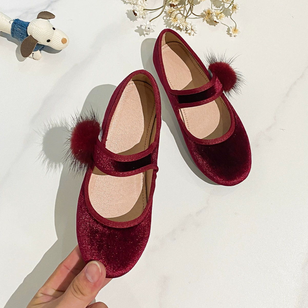Трансграничные девушки бархатные модные корейские дикие одиночные туфли 2025 весна и осень новый темперамент детские плоские меховые шарики одиночные туфли