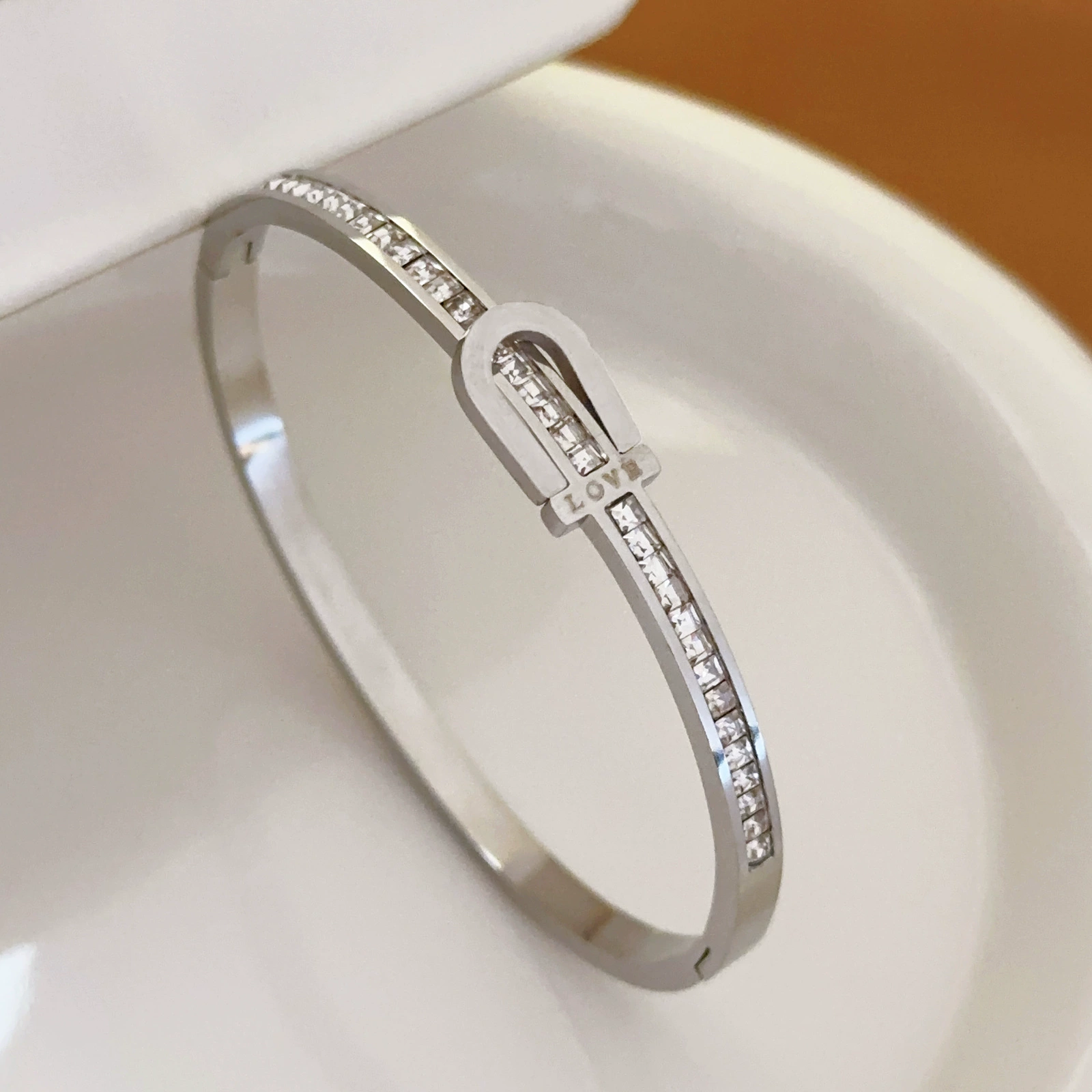 Маленькая изысканная брендовая женская bracelet из нержавеющей стали, не тускнеет, украшенный драгоценными камнями