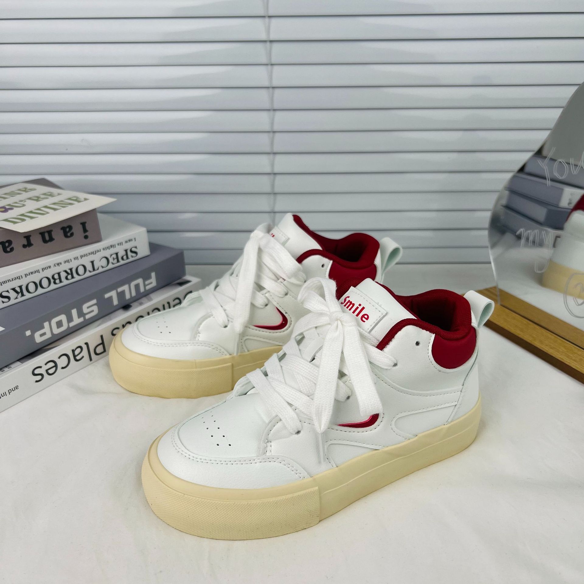 Los estudiantes de otoño e invierno de estilo coreano versátiles zapatos blancos de mujer 2023 zapatos de lona de cuero mid-top en línea zapatos casuales deportivos en vivo