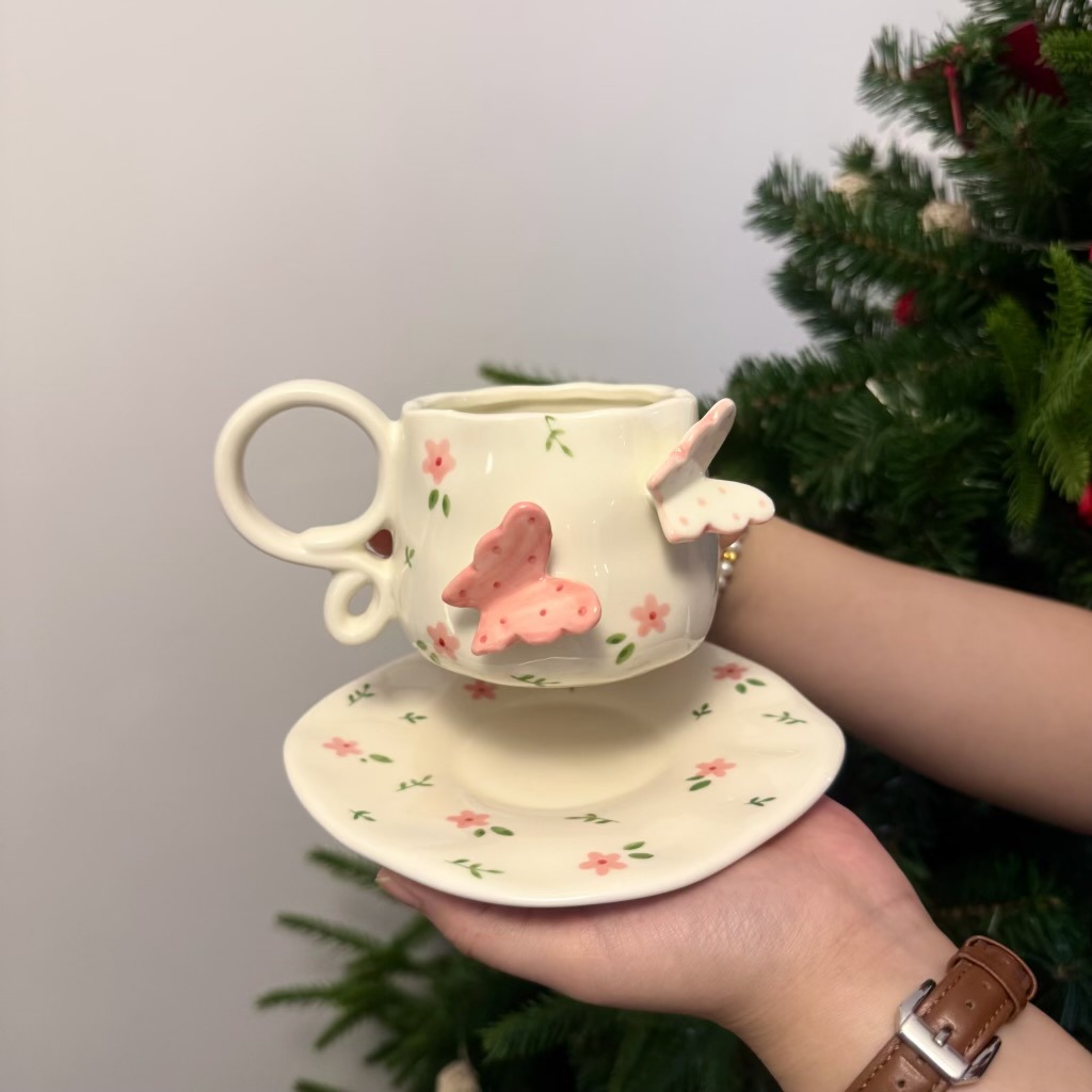 Luz retro Inns pintado a mano mano mano irregular tazas de café de cerámica platos mariposa tridimensional tazas de té de cerámica platos de té