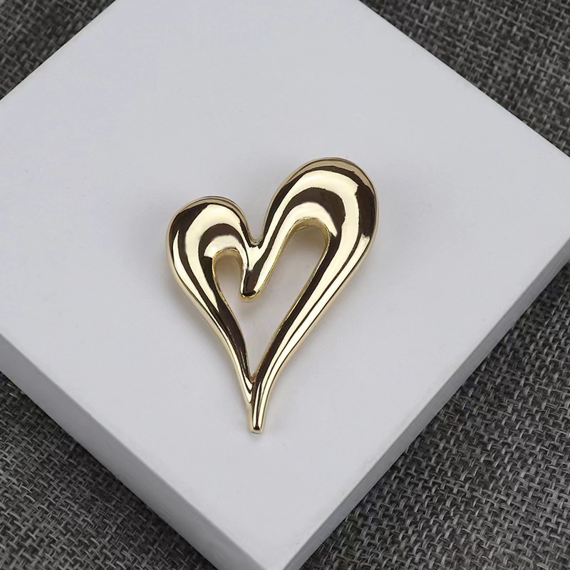 light luxury metal shiny heart brooch simple OL popular design peach heart corsage pin clothing accessories_voghion.com