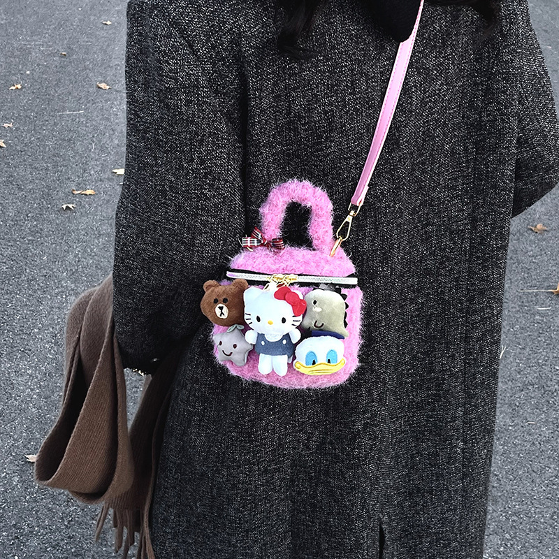 ぬいぐるみのハンドバッグに似合う人形のぬいぐるみのかわいい女性のカバン秋冬の新型の子供たちはミニ口の赤いバッグを包んでいます。|undefined