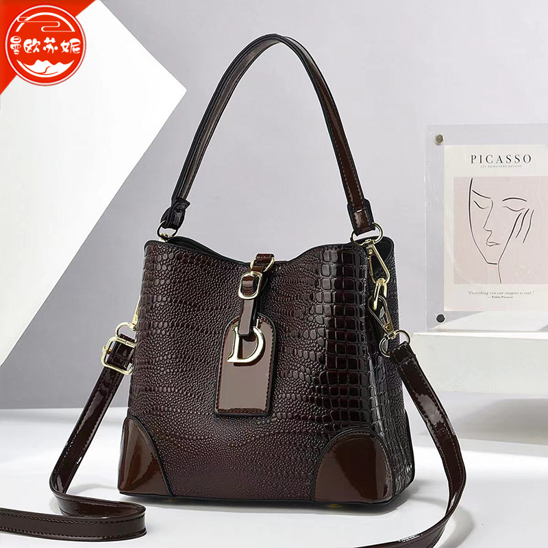 하이 엔드 패션 복고풍 휴대용 버킷 가방 여성의 새로운 가방 악어 질감 숄더백 통근 메신저 가방