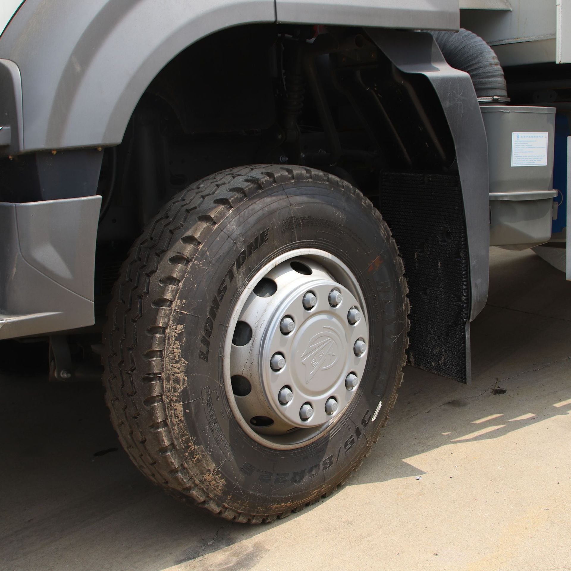In-stock HOWO 6×4 rear eight-wheel dump truck, double-axle tipping dump truck for construction and earthwork transportation